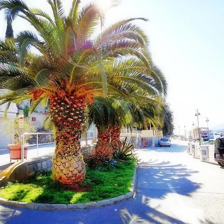 Angie - Intermezzo With Sea View In Center Of