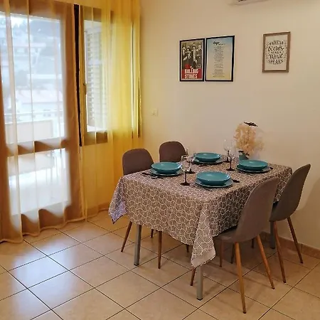 Angie - Intermezzo With Sea View In Center Of